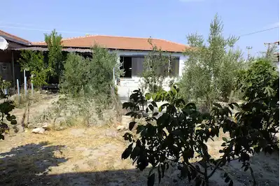 AKHISAR MECIDIYE'DE SATILIK 488M² BAHÇELI, İKI YOLA CEPHELI MÜSTAKIL 3+1 EV