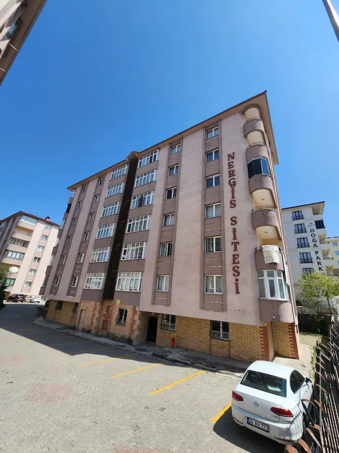 REMAX İLKE KAYAKYOLU'NDA 3 CEPHELİ İÇİ GÜZEL 4+1 SATILIK DAİRE