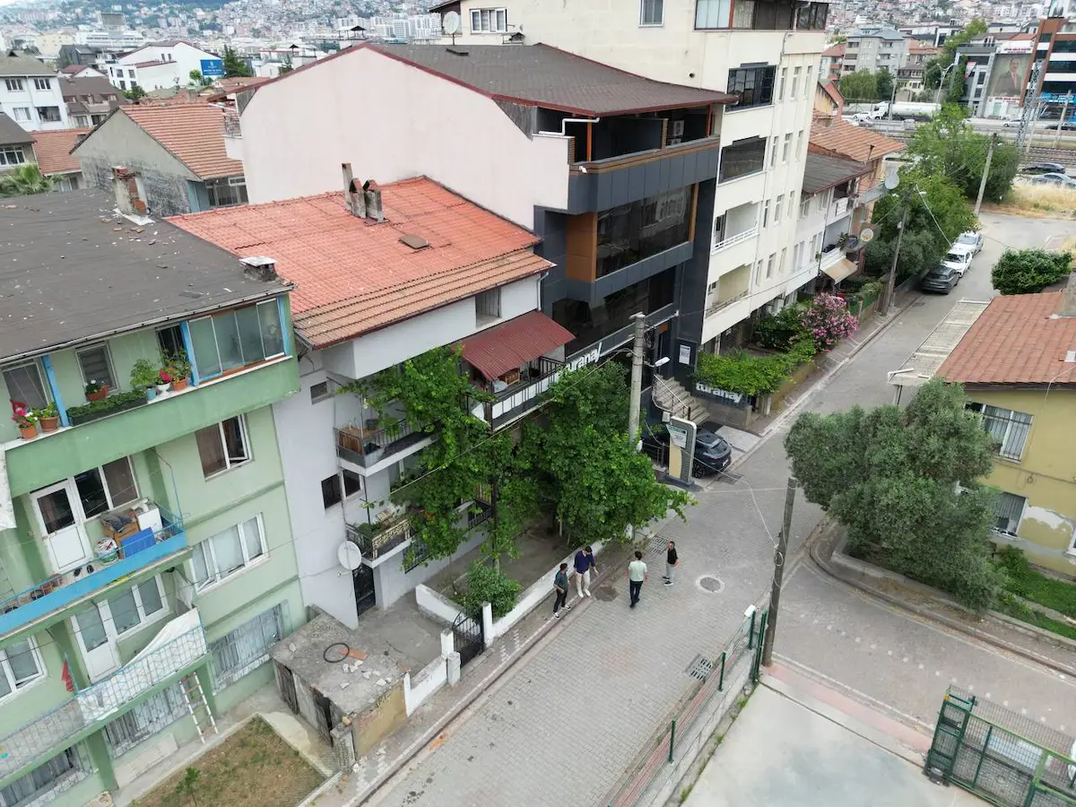 TİCARİ İMAR İZMİT 42 EVLER MH.Sİ SATILIK KOMPLE BİNA ( 3 DAİRE )