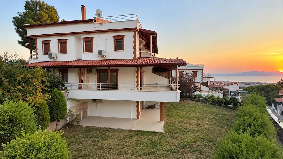 SOĞUCAKTA DENİZ MANZARASI VE GENİŞ BAHÇE PAYI BULUNAN VİLLA