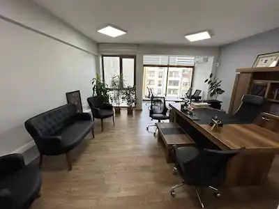 BAKIRKÖY'ÜN KALBİNDE ÖZGİRAY İŞ MERKEZİNDE 60 M2 SATILIK OFİS