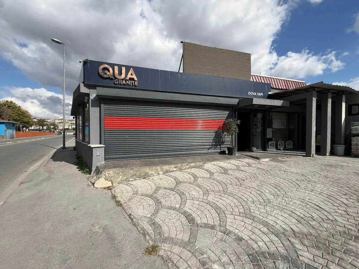 KÜÇÜKÇEKMECE FLORYA SAPAĞINDA E5 ÜZERİ AÇIK OTOPARKLI KİRALIK DÜKKAN 