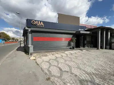 KÜÇÜKÇEKMECE FLORYA SAPAĞINDA E5 ÜZERİ AÇIK OTOPARKLI KİRALIK DÜKKAN