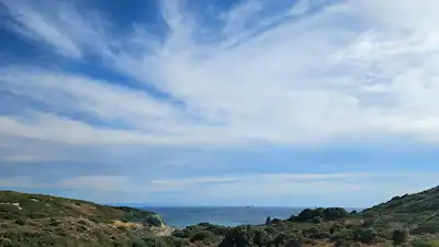 BOZCAADA'DA DENIZ GÖREN VE YOLU OLAN 16.600 M2 ARSA TAPULU