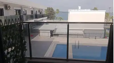 ALİAĞA EŞYALI KİRALIK SİTE İÇİ HAVUZLU DENİZ MANZARALI 1+1 DAİRE