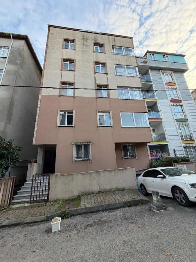 KARTAL TOPSELVİ'DE E5 METROYA YAKIN ARA KAT KİRALIK 3+1 DAİRE.