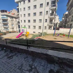 DİKİLİ’DE EŞYASIZ KİRALIK 2+1 DAİRE