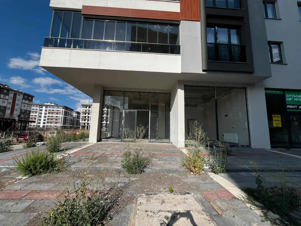 REMAX İLKE'DEN KOMBİNA CADDESİ'NDE ÇİFT CEPHELİ KİRALIK DÜKKAN