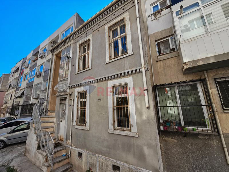KONAK KÜÇÜKYALIDA TARIHI VE YAPI İMARLI SATILIK MÜSTAKIL EV