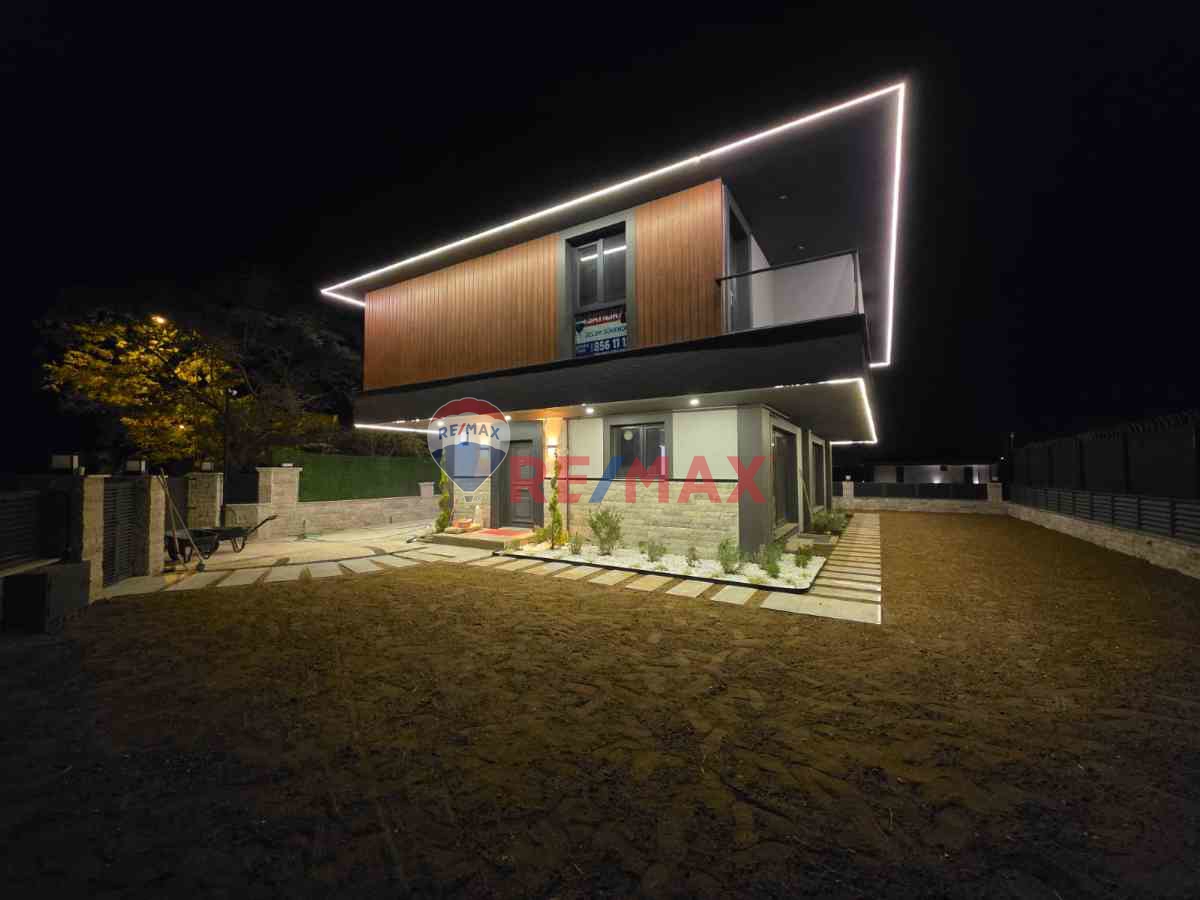 SİLİVRİ MİMARSİNAN 500M2 ARSA İÇİNDE *SIFIR* 7+2 SATILIK VİLLA