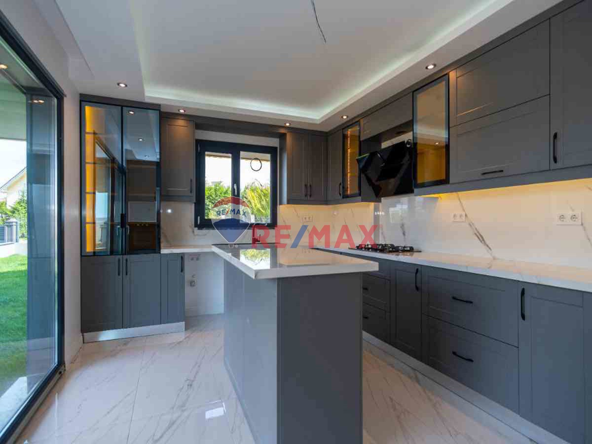 SİLİVRİ MİMARSİNAN 500M2 ARSA İÇİNDE *SIFIR* 7+2 SATILIK VİLLA