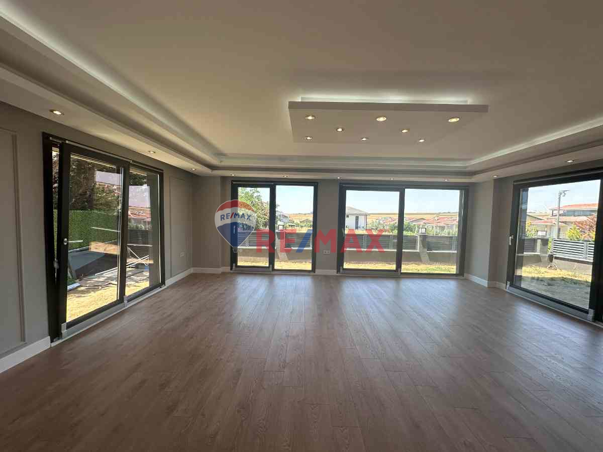 SİLİVRİ MİMARSİNAN 500M2 ARSA İÇİNDE *SIFIR* 7+2 SATILIK VİLLA