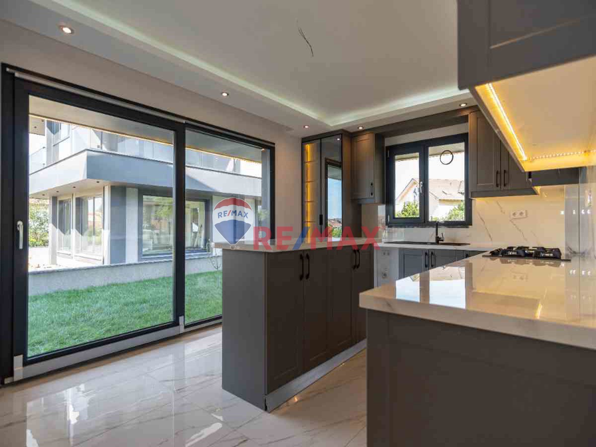 SİLİVRİ MİMARSİNAN 500M2 ARSA İÇİNDE *SIFIR* 7+2 SATILIK VİLLA