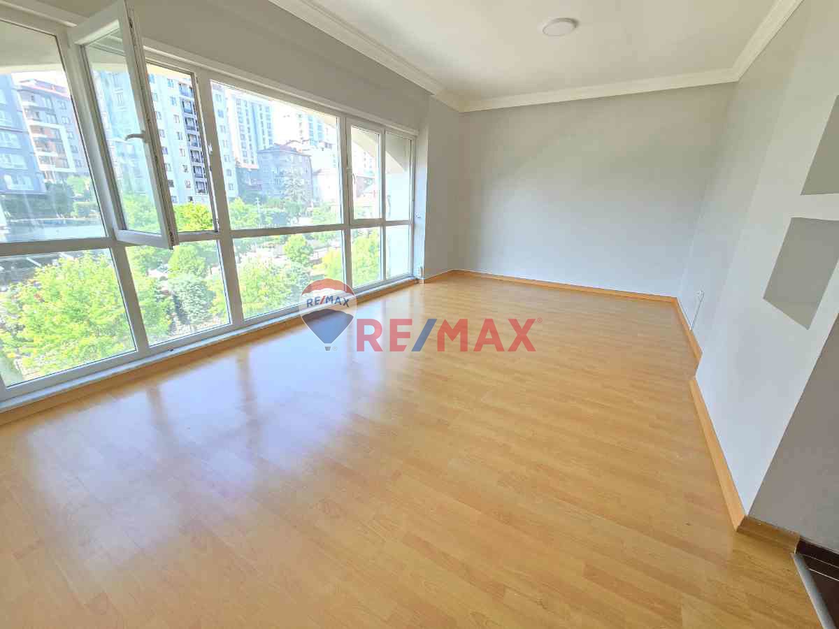 REMAX'DAN TAN ROYALPARK SITESI İSKANLI GÜVENLIK K.OTOPARKLI BOŞ