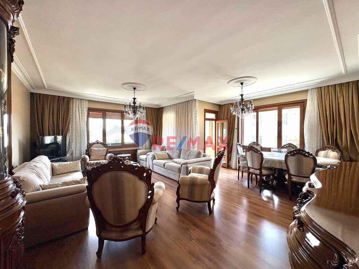 ACIBADEM NAKKAŞ SOKAK'TA 130 M2 3+1 YATIRIMLIK DAİRE