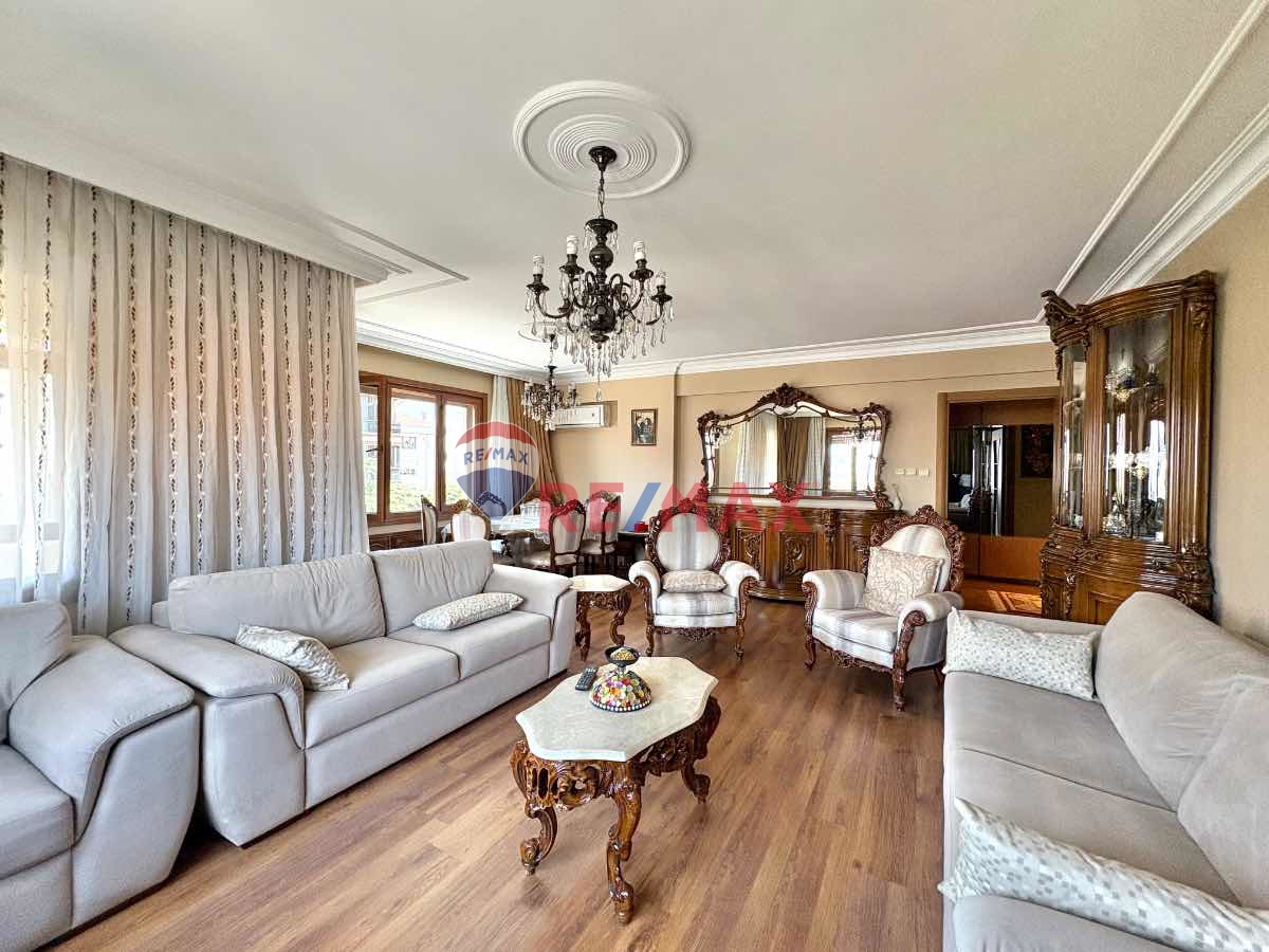 ACIBADEM NAKKAŞ SOKAK'TA 130 M2 3+1 YATIRIMLIK DAİRE