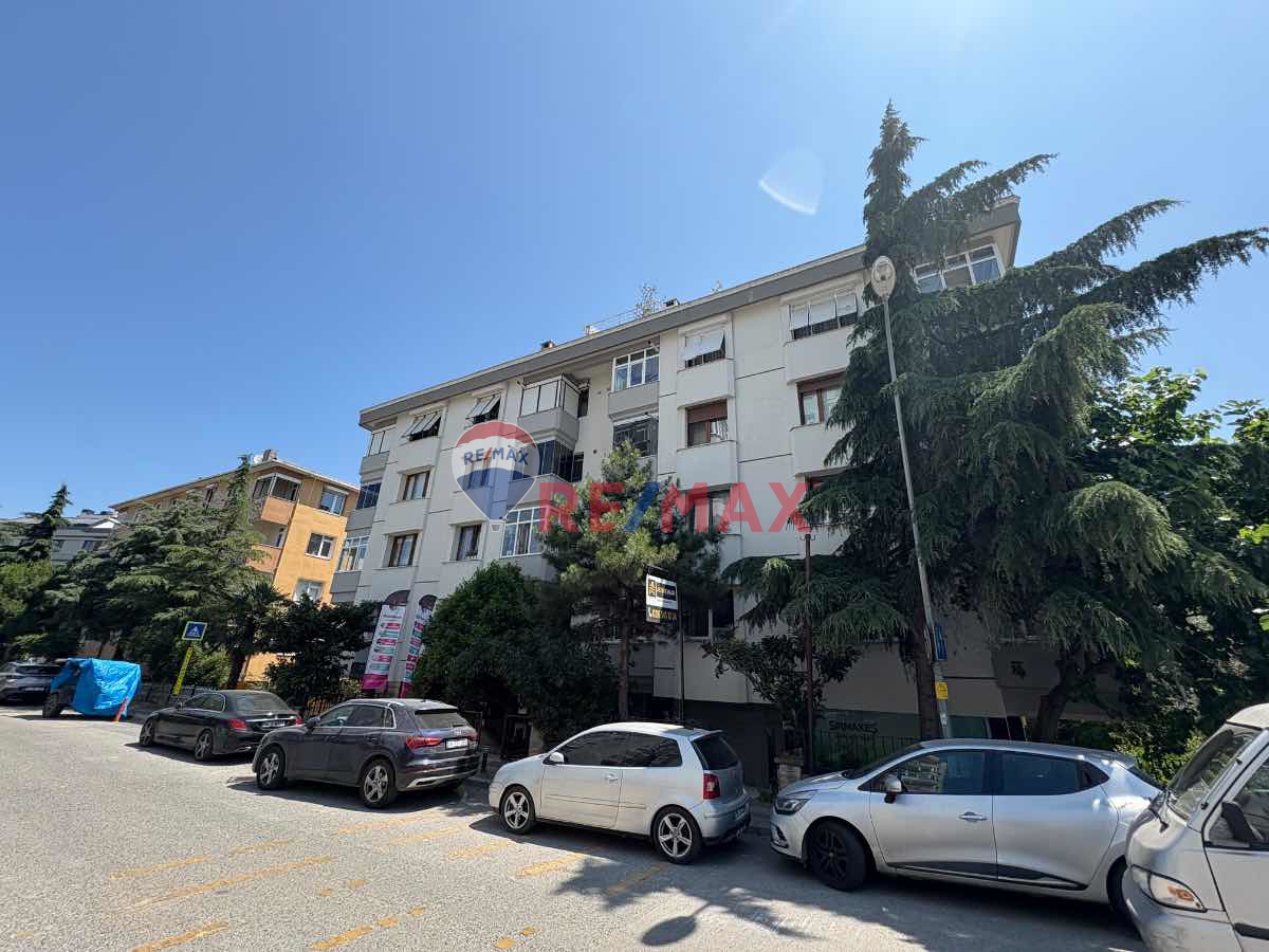 ACIBADEM NAKKAŞ SOKAK'TA 130 M2 3+1 YATIRIMLIK DAİRE