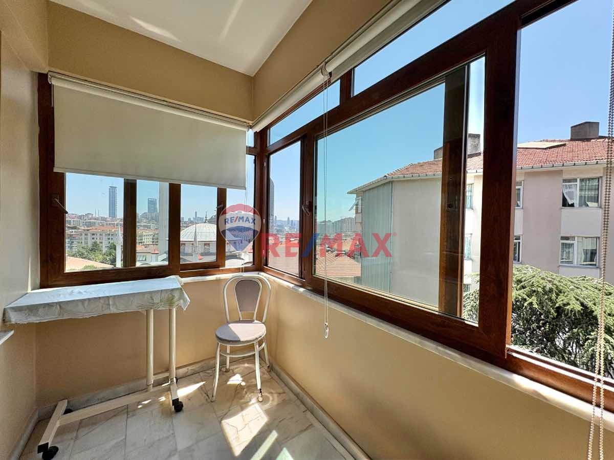 ACIBADEM NAKKAŞ SOKAK'TA 130 M2 3+1 YATIRIMLIK DAİRE