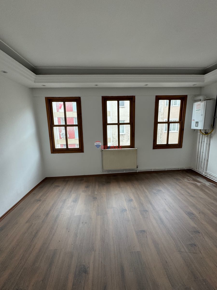 KADIKÖY’ÜN MERKEZİNDE ULAŞIMA YAKIN İÇİ YENİLENMİŞ KİRALIK DAİRE