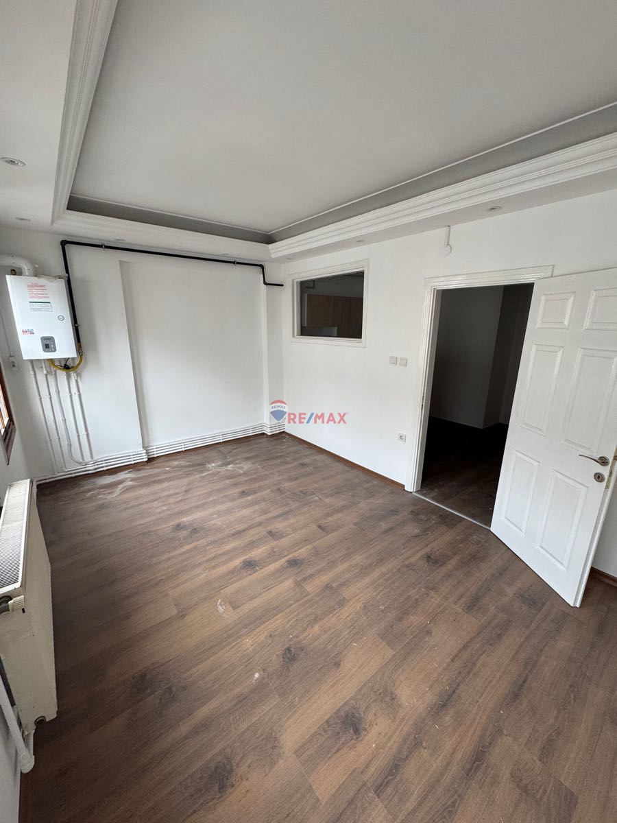 KADIKÖY’ÜN MERKEZİNDE ULAŞIMA YAKIN İÇİ YENİLENMİŞ KİRALIK DAİRE