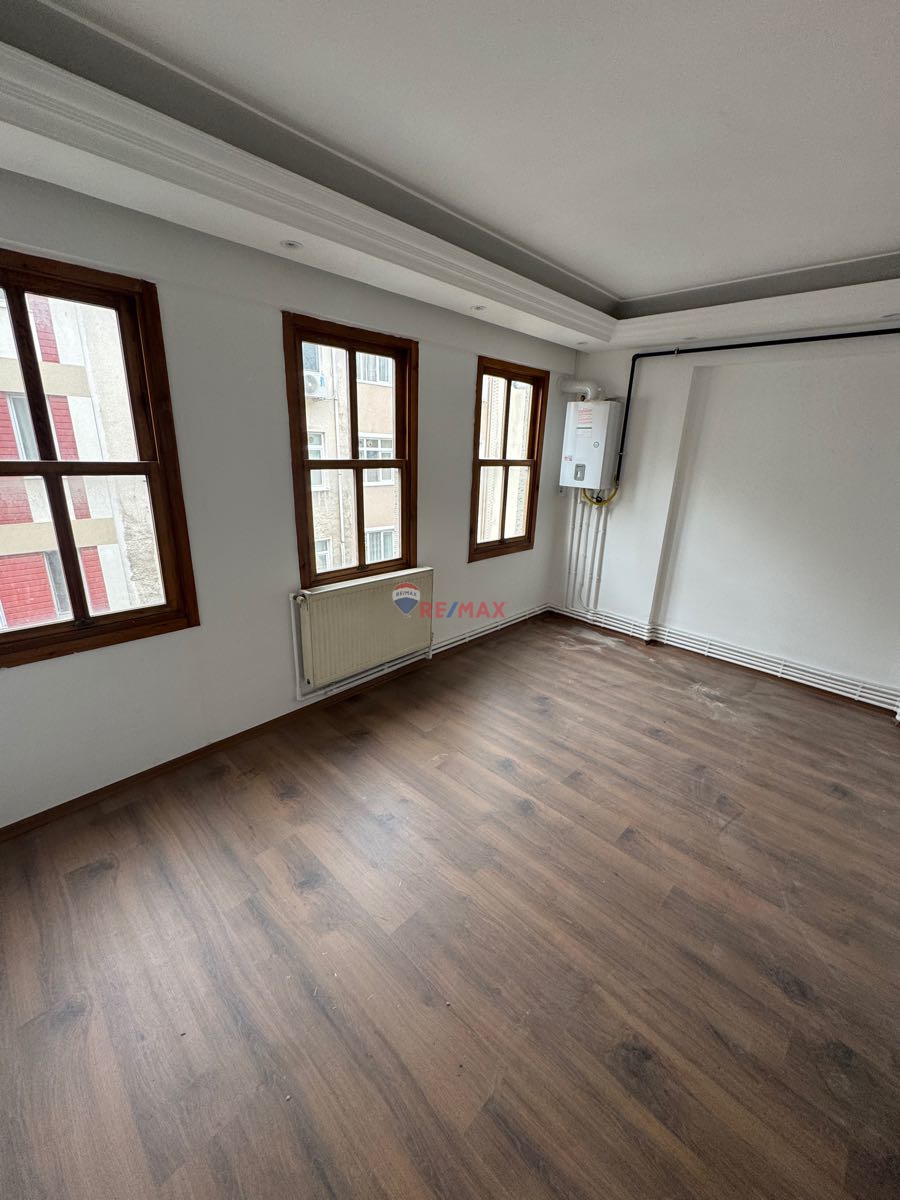 KADIKÖY’ÜN MERKEZİNDE ULAŞIMA YAKIN İÇİ YENİLENMİŞ KİRALIK DAİRE