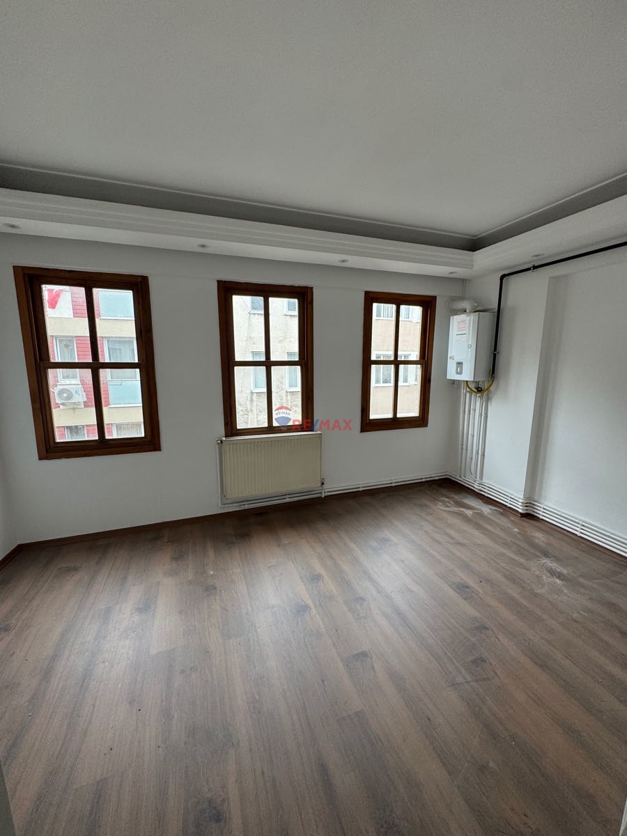 KADIKÖY’ÜN MERKEZİNDE ULAŞIMA YAKIN İÇİ YENİLENMİŞ KİRALIK DAİRE