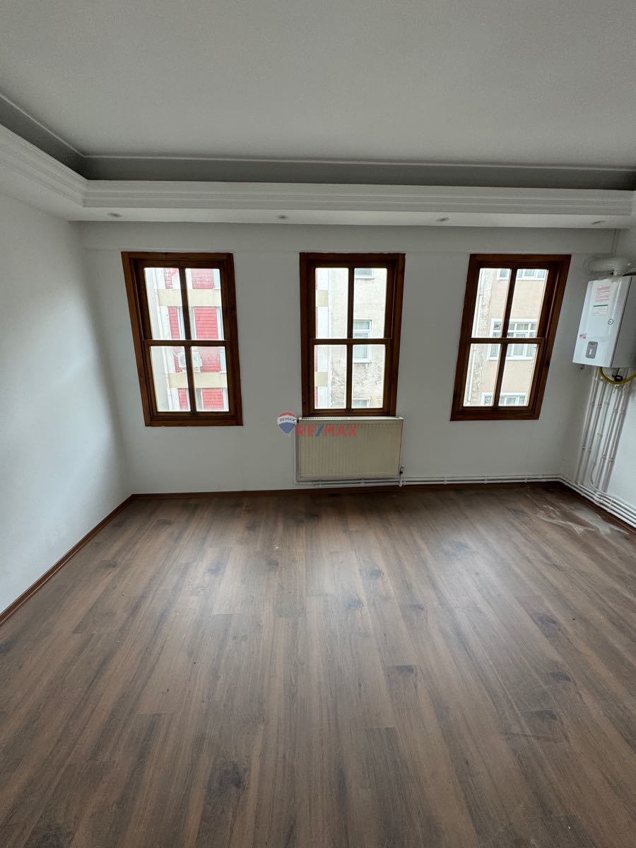 KADIKÖY’ÜN MERKEZİNDE ULAŞIMA YAKIN İÇİ YENİLENMİŞ KİRALIK DAİRE