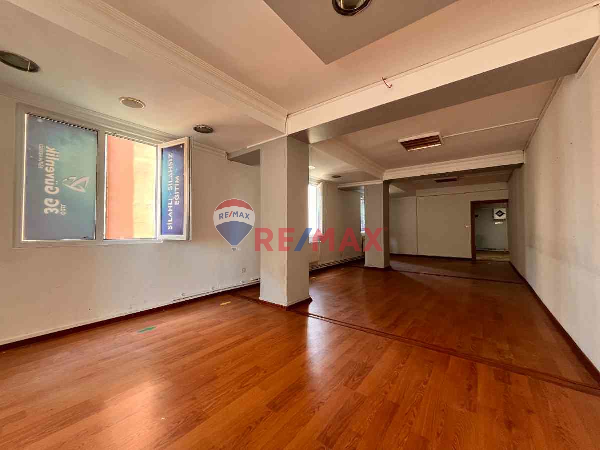 BOSTANCI SANAYI SITESI YANI METROYA YAKIN GENIŞ KIRALIK OFIS