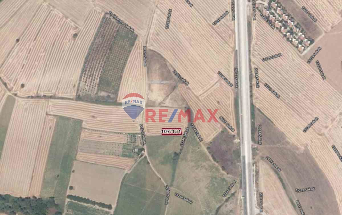 GELİBOLU SÜTLÜCE KÖYÜNDE 634 M2 İMARLI KÖPRÜ MANZARALI ARSA 