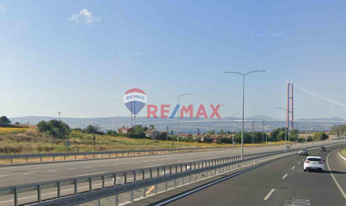 GELİBOLU SÜTLÜCE KÖYÜNDE 634 M2 İMARLI KÖPRÜ MANZARALI ARSA 