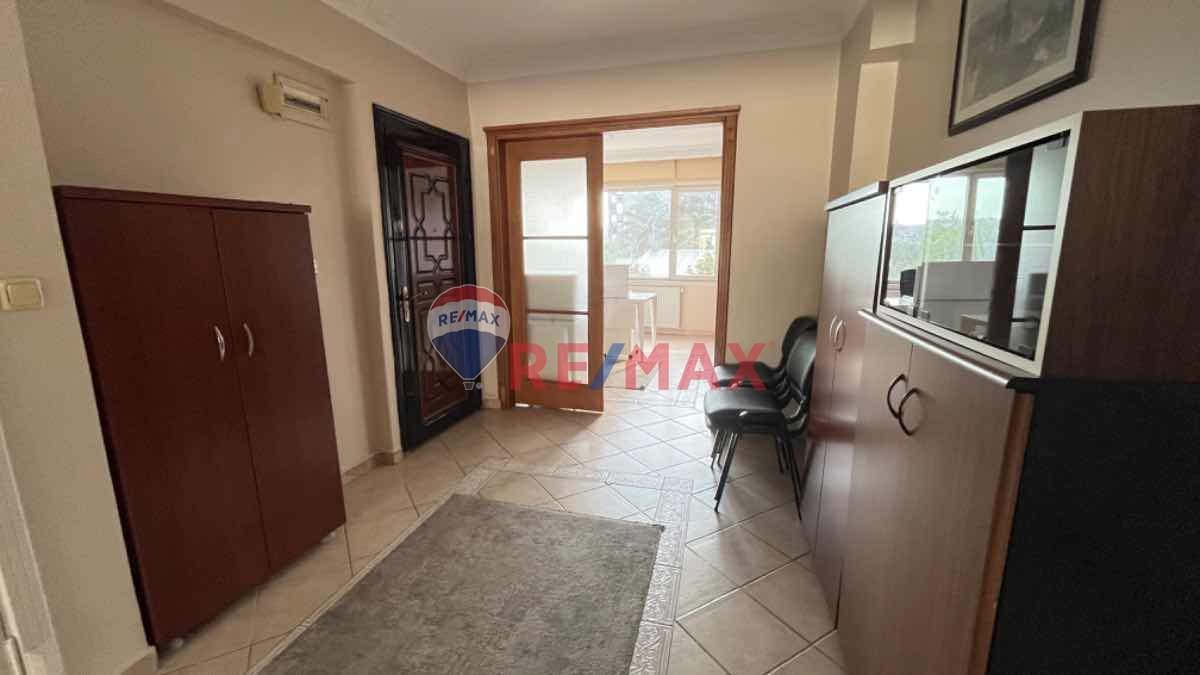 KADIKÖY BELEDİYE KARŞISINDA TABELA DEĞERİ OLAN BOŞ SATILIK OFİS