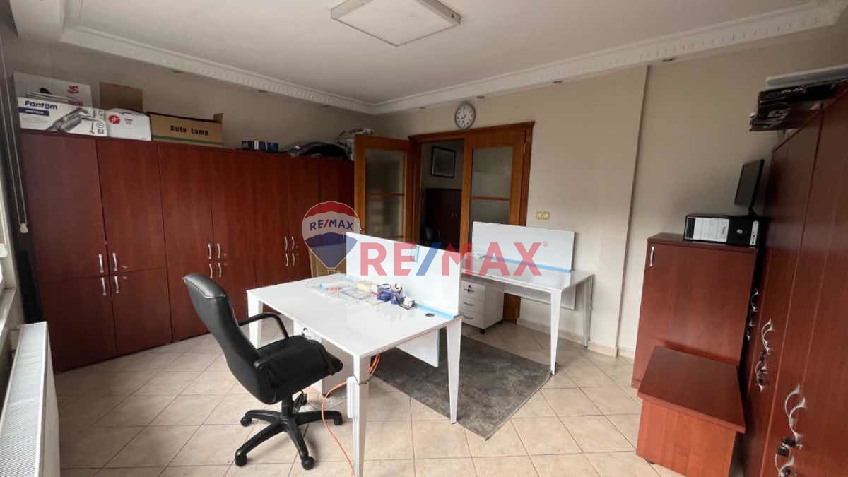 KADIKÖY BELEDİYE KARŞISINDA TABELA DEĞERİ OLAN BOŞ SATILIK OFİS
