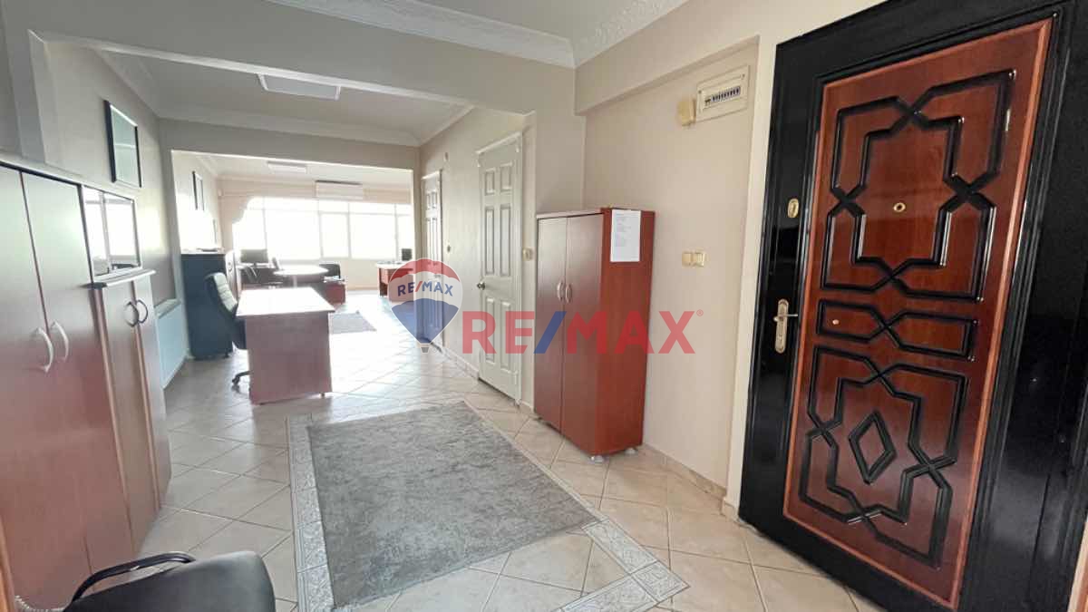 KADIKÖY BELEDİYE KARŞISINDA TABELA DEĞERİ OLAN BOŞ SATILIK OFİS