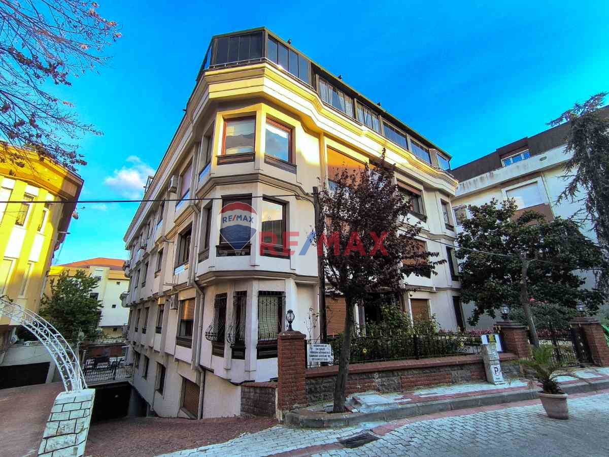 FLORYA BASINKÖY'DE HAVUZLU-KAPALI OTOPARKLI SATILIK 4+1