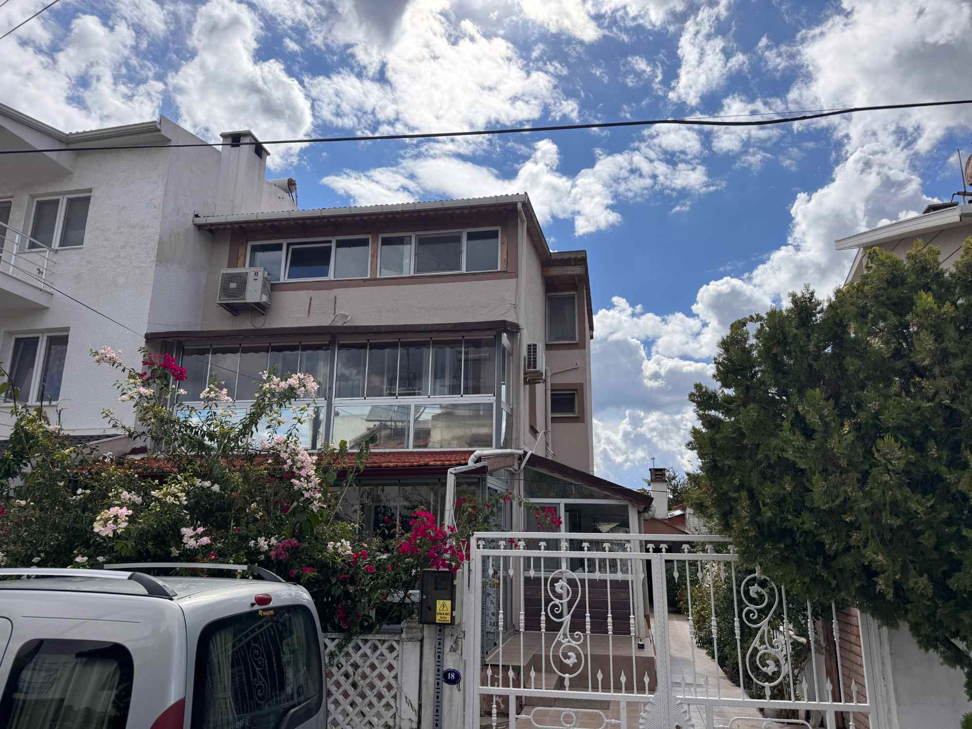 GÜLBAHÇE GÜMÜŞKOYDA DENIZE 50 M EŞYALI KIRALIK 1+1 DAIRE