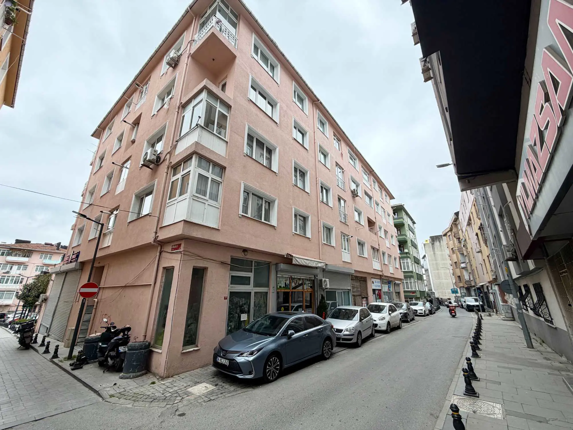 ÜMRANIYE ATATÜRK MAH. ÇARŞI METROYA YAKIN KIRALIK DEPOLU DÜKKAN