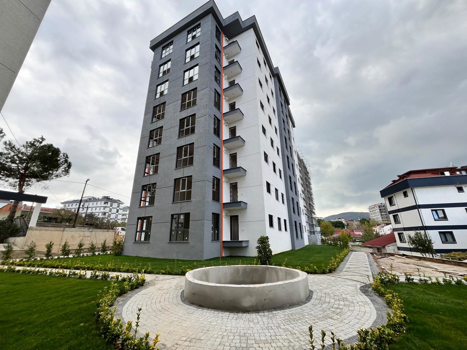 SULTANBEYLINDE SITE IÇERISINDE KAPALI OTOPARKLI 3+1 DAIRE