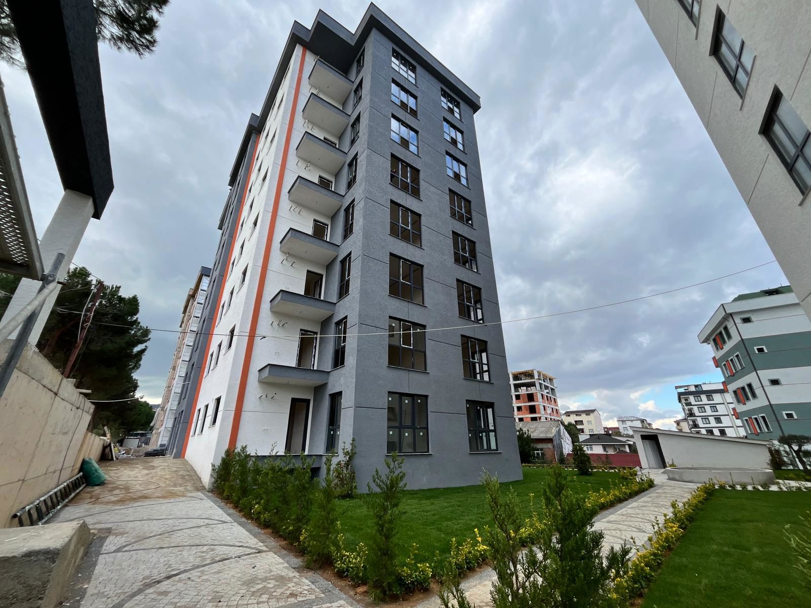 SULTANBEYLINDE SITE IÇERISINDE KAPALI OTOPARKLI 3+1 DAIRE