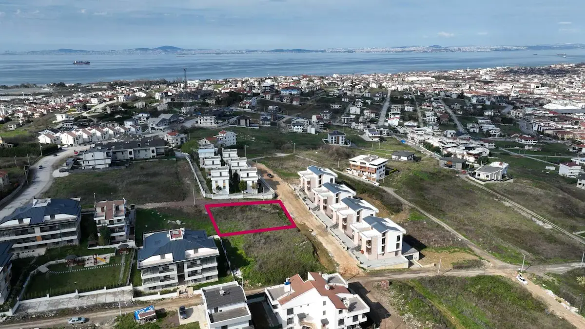 YALOVA MERKEZ'DE KÖŞE PARSEL İMARLI SATILIK ARSA