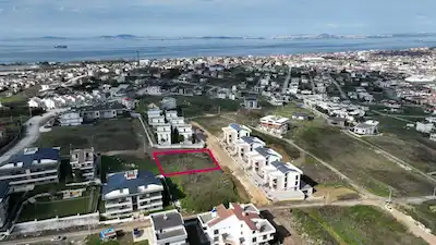 YALOVA MERKEZ'DE KÖŞE PARSEL İMARLI SATILIK ARSA