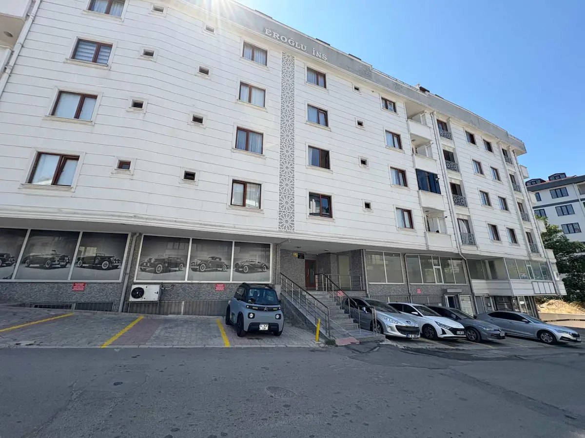 GİRNE CAD.'DE TEMİZ OFİS / DÜKKAN KULLANIMA UYGUN DAİRE !