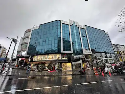 LALELI GALERİA İŞ MERKEZİNDE GİRİŞ KAT YÜKSEK KİRA GETİRİLİ SATILIK DÜKKAN