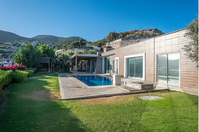 BODRUM ACROPOL SİTESİNDE SATILIK DENİZ MANZARALI TEK KAT VİLLA