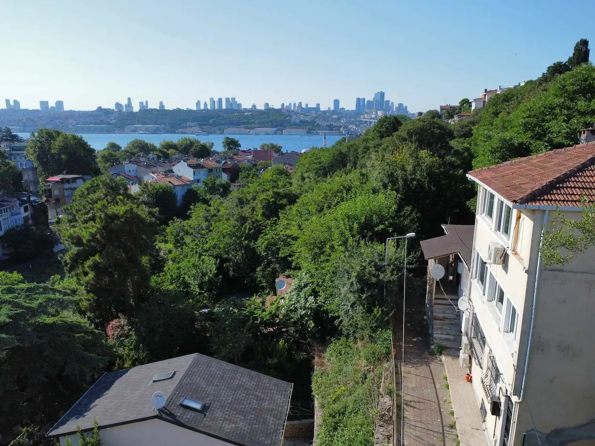 KUZGUNCUK BOSTANI YANINDA BOĞAZ MANZARALI KOMPLE YENİLENMİŞ BİNA