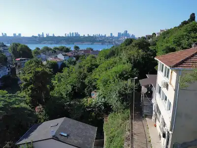 KUZGUNCUK BOSTANI YANINDA BOĞAZ MANZARALI KOMPLE YENİLENMİŞ BİNA
