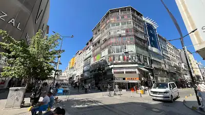 HÜSEYİN KURAN’DAN LALELİ CADDESİ’NDE KAT MÜLKİYETLİ • KREDİYE UYGUN • ASANSÖRLÜ SATILIK SHOWROOM /