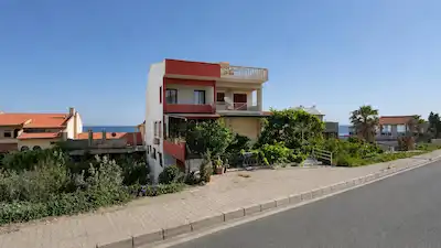 URLA KALABAK’TA DENİZ MANZARALI SATILIK KOMPLE BİNA