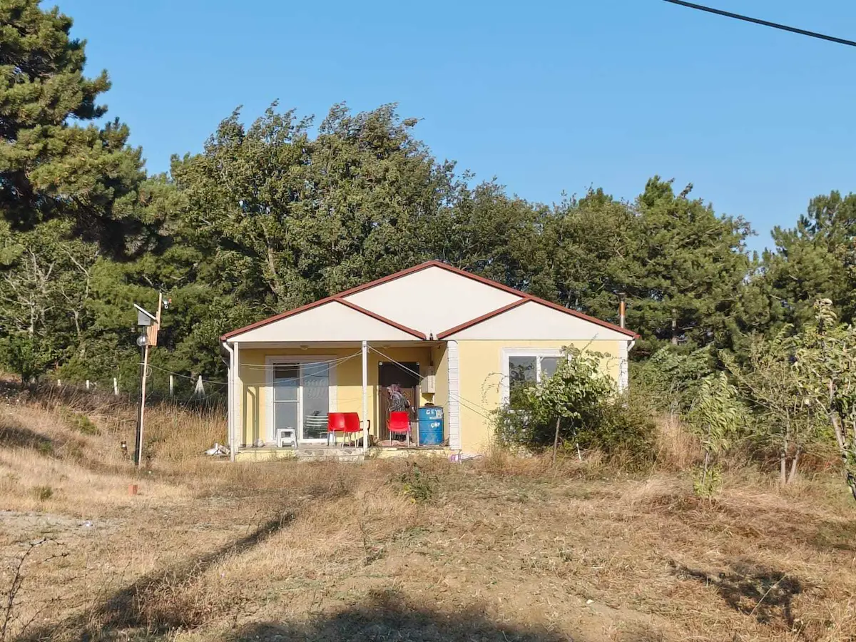 REMAX HÜR'DEN GEYVE DOĞANCIL MAHALLESİNDE YAPI KAYIT BELGELİ SATILIK EV VE ARAZİ 