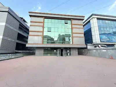 ÜSKÜDAR’DA PLAZA KATI KİRALIK | 2. KAT | 3 CEPHE (BATI-DOĞU-KUZEY) | BOŞ & HEMEN TESLİM