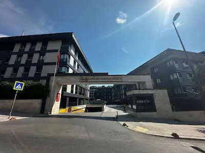 CEMAL UMAR'DA ÜSKÜDAR ÇENGELKÖY ERGUVAN EVLERİ SATILIK 2+1 DAİRE